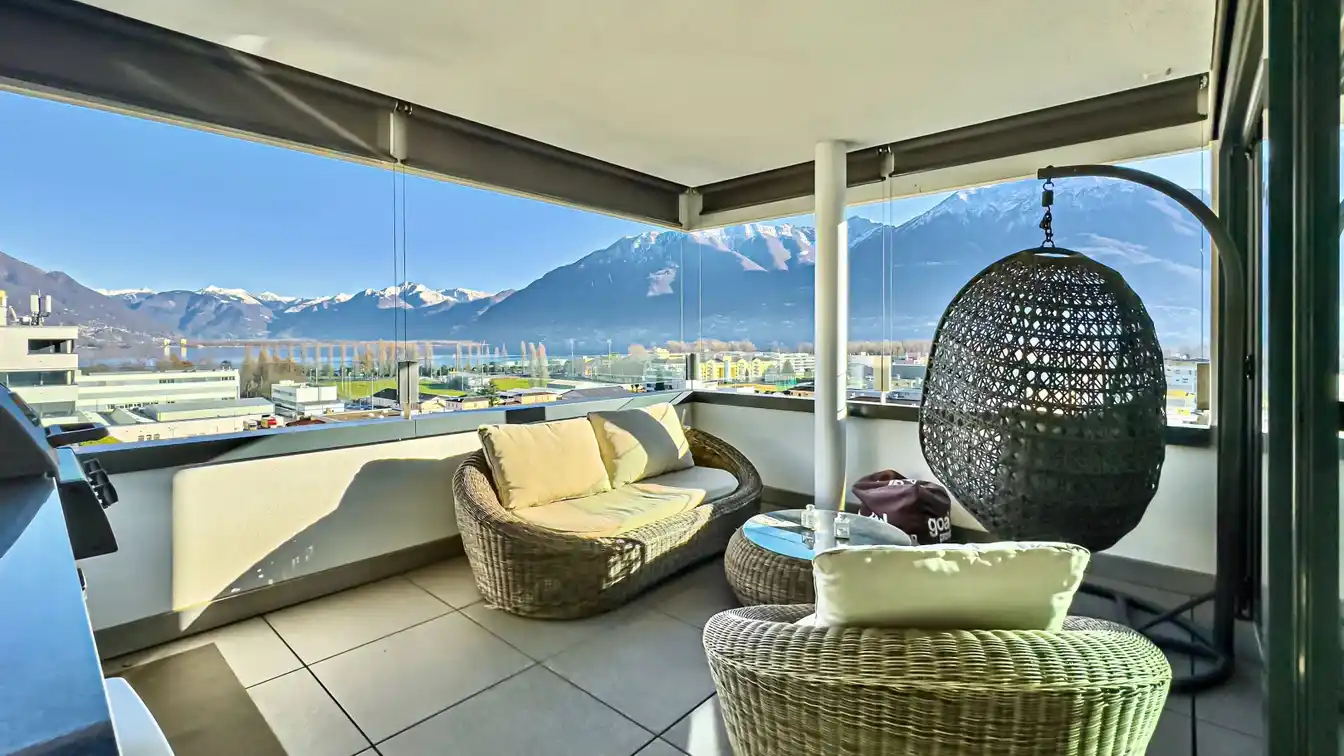 Walkable Luxury with Lake View Terrace