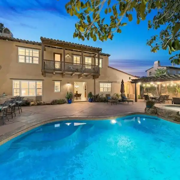 GRAND MANSION WITH SPARKLING POOL RETREAT