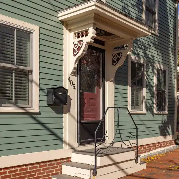 GRACEFUL HAVEN WITH TIMELESS COASTAL ELEGANCE