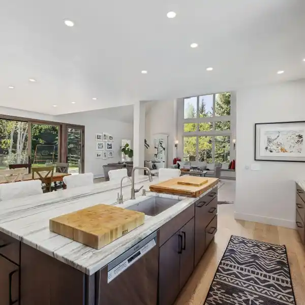 MODERN LUXURY MEETS MOUNTAIN LIVING