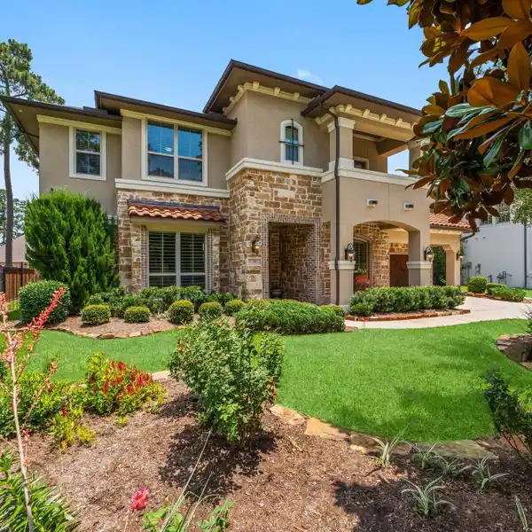 SPACIOUS HOME STEPS FROM SPINCASTER PARK