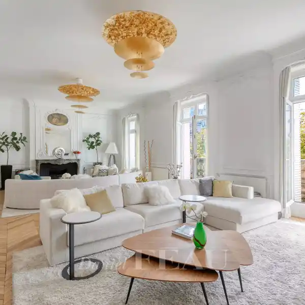 EXCEPTIONAL FULL-FLOOR APARTMENT