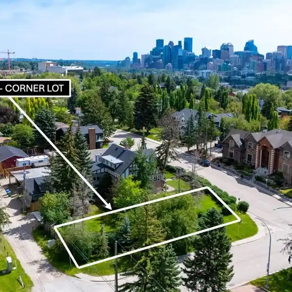 MODERN EXECUTIVE HOME WITH CUSTOM DESIGN