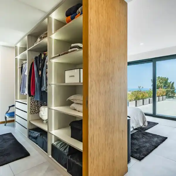 ELEGANT CONTEMPORARY VILLA WITH SEA VIEWS