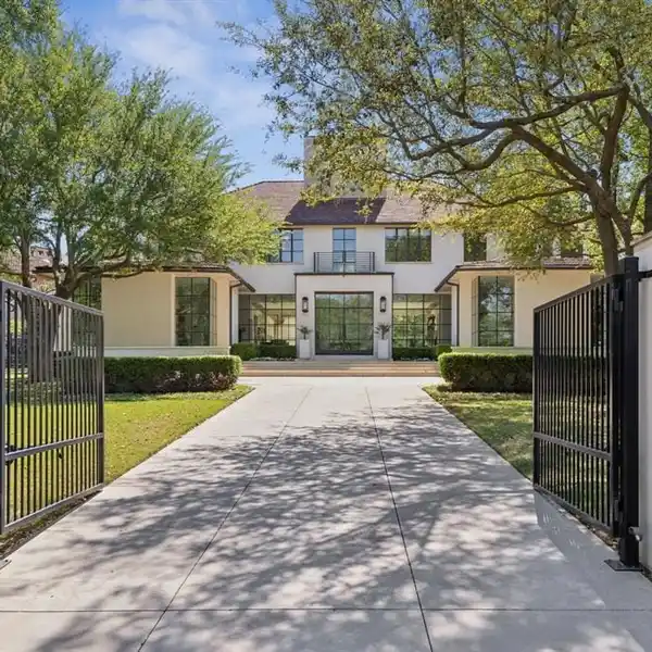 EXCEPTIONAL ESTATE ON A GATED ACRE