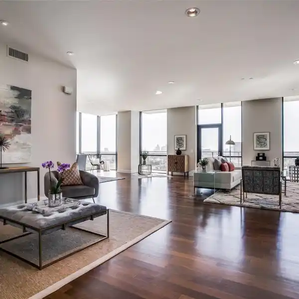 SUB-PENTHOUSE LIVING WITH DOWNTOWN VIEWS