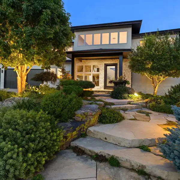 GORGEOUS CONTEMPORARY HOME AT ONE WITH NATURE