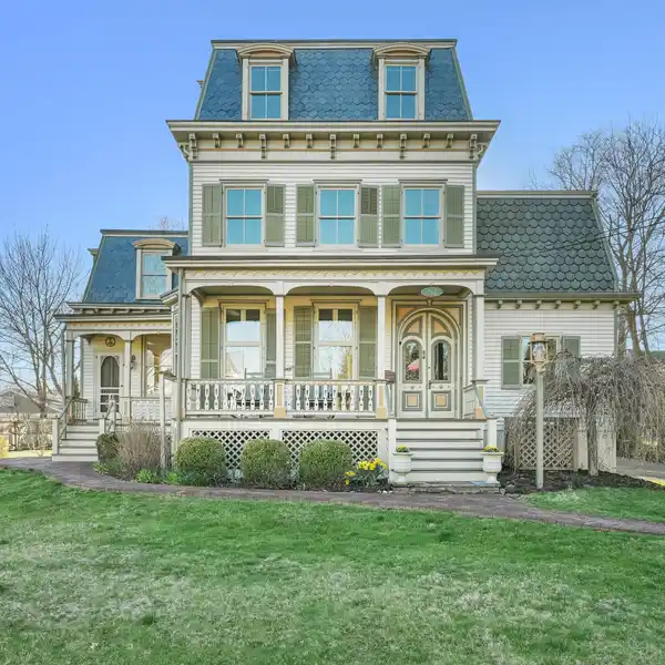 DIVINE VICTORIAN IN PRISTINE CONDITION