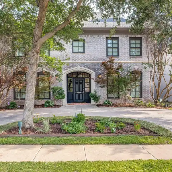 SPACIOUS HOME WITH OPEN FLOORPLAN