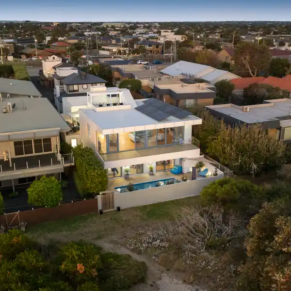 BEACHFRONT CONTEMPORARY ENTERTAINER