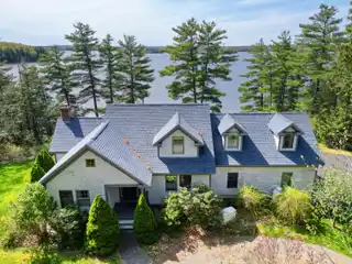 Spacious Custom Home on Merrymeeting Bay