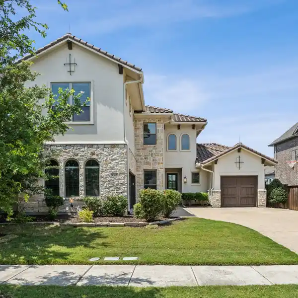 LUXURY AND COMFORT IN A DESIRABLE NEIGHBORHOOD