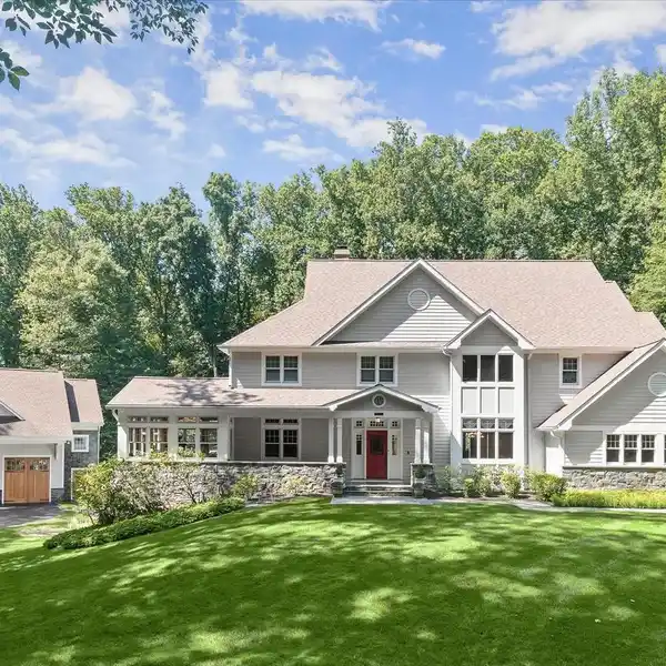 EXQUISITE CRAFTSMAN-STYLE PRIVATE RETREAT