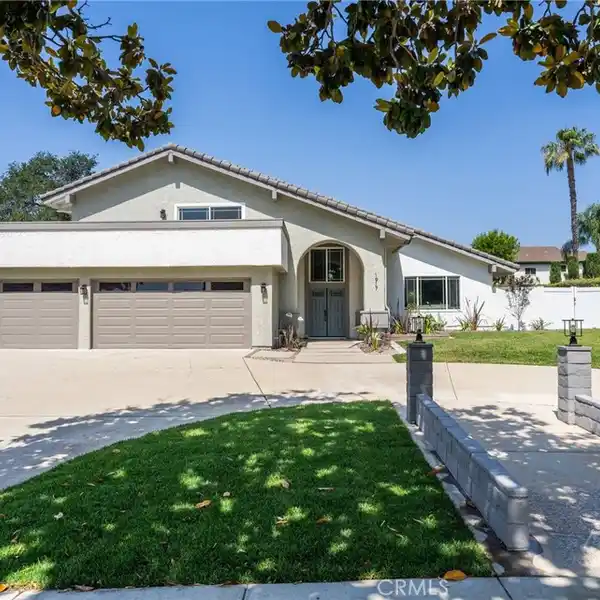EXQUISITELY RENOVATED ESTATE IN A PRESTIGIOUS NEIGHBORHOOD