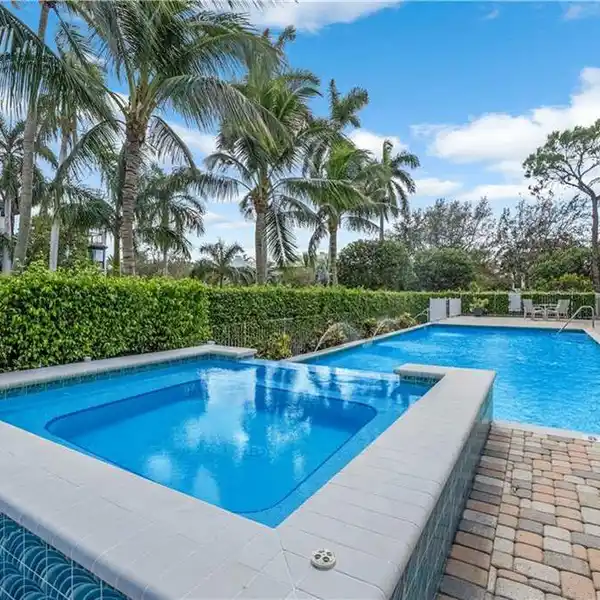 SPACIOUS CONDO IN OLD NAPLES