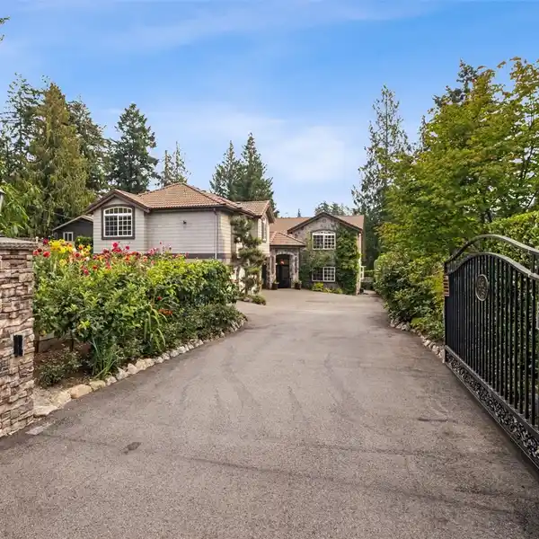 STRIKING SHADY LAKE OASIS