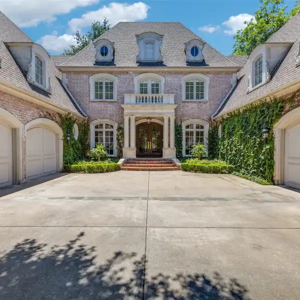 EXCEPTIONAL HOME IN AN UNBEATABLE LOCATION