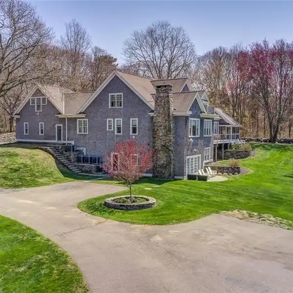 ARCHITECTURALLY DESIGNED SHINGLED COTTAGE ON 1.81 ACRES
