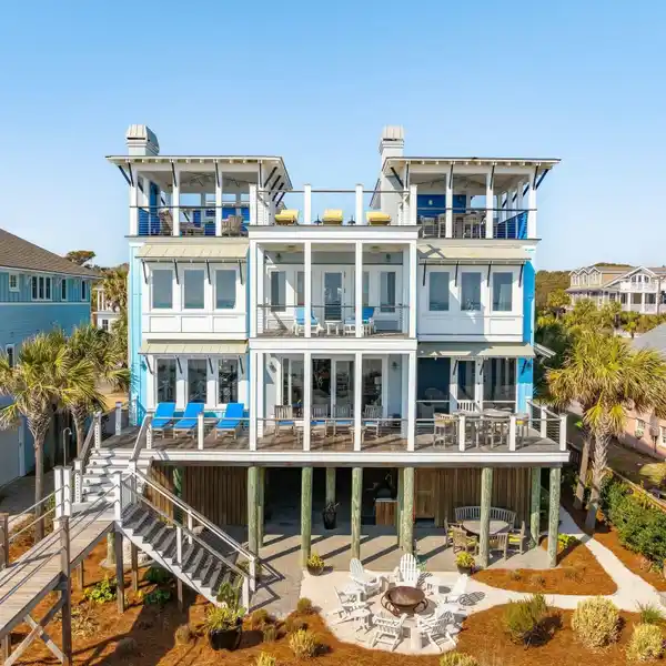 HIGH-END OCEANFRONT REFUGE