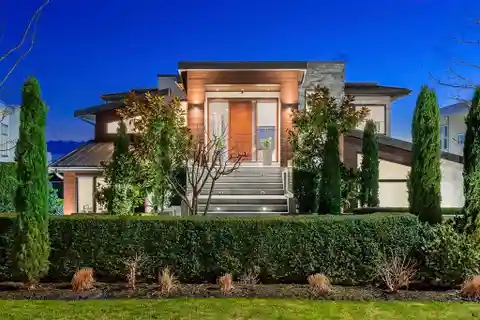 Timeless Modern Design with Spectacular Views