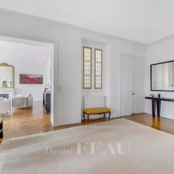 LUXURIOUS PERIOD APARTMENT WITH SHARED GARDEN ACCESS