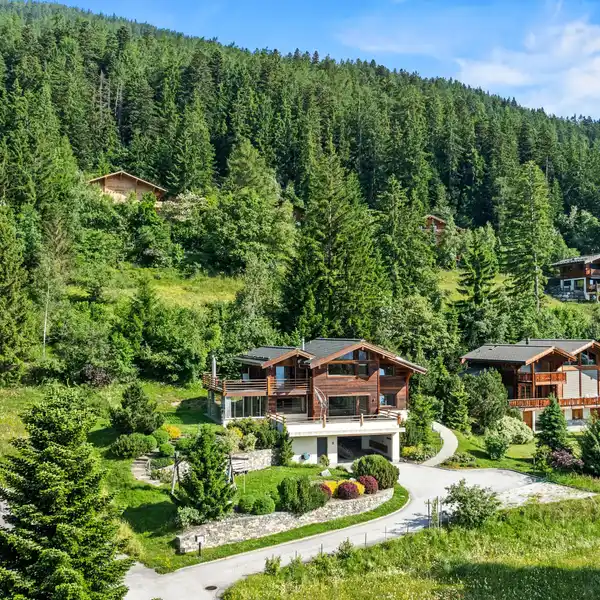 THOUGHTFULLY LAID OUT CONTEMPORARY CHALET