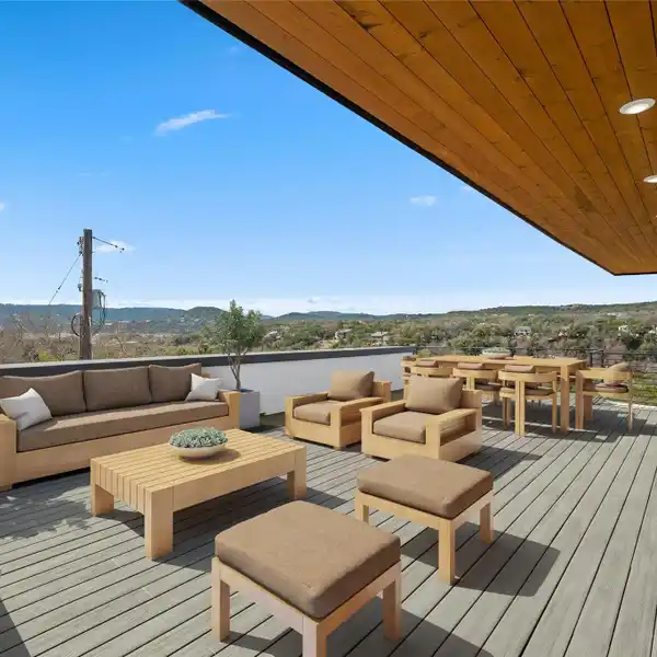 NEWLY COMPLETED LAKESIDE OASIS