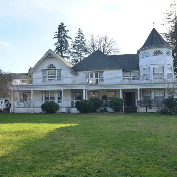 VICTORIAN ESTATE ON 20.55 WATERFRONT ACRES