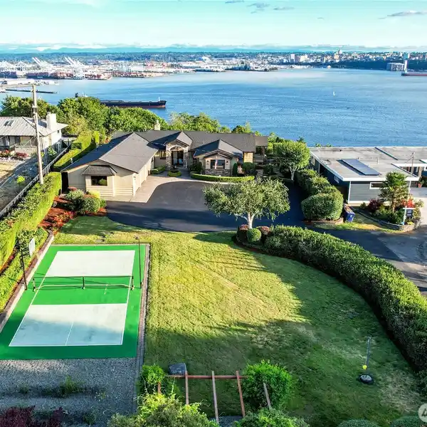 EXCEPTIONAL VIEWS ABOVE THE SOUND