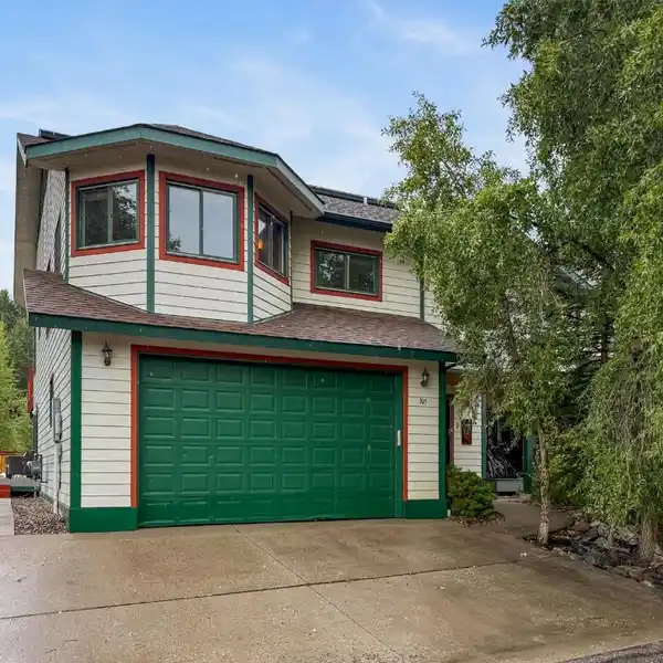 MOUNTAIN LIVING WITH IN-TOWN CONVENIENCES