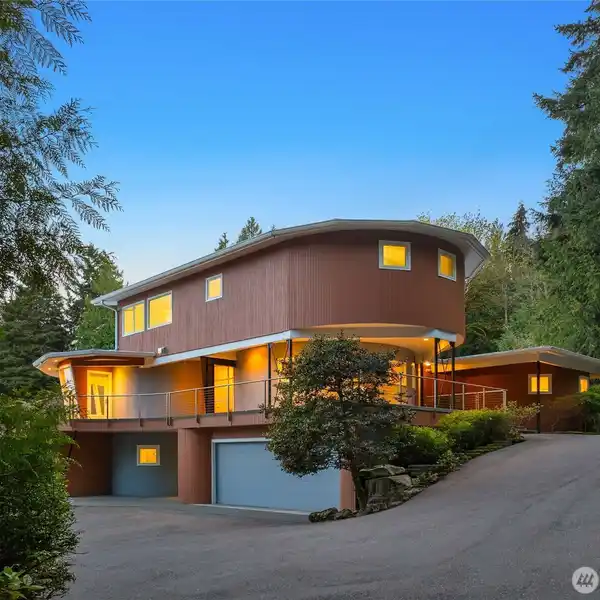 ARCHITECTURALLY DESIGNED CUSTOM HOME
