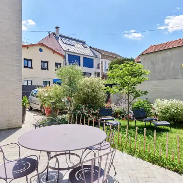 NEARLY NEW ARCHITECT-DESIGNED HOME