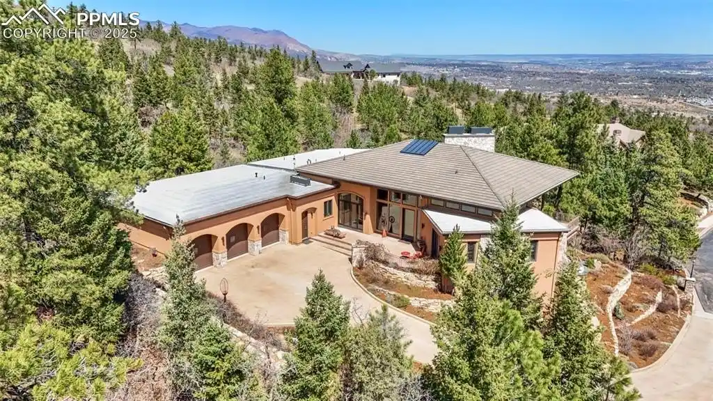 Extraordinary Residence Crowning Stratton Forest