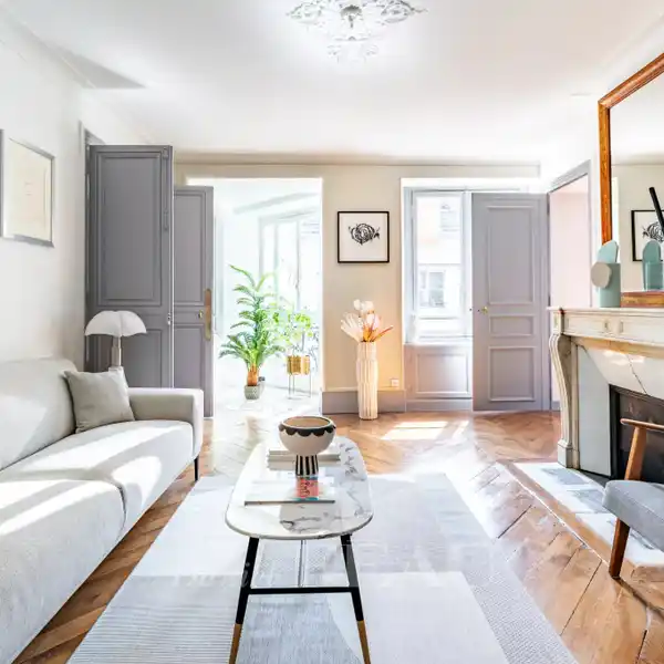 TASTEFULLY RENOVATED 130 SQM TRIPLE-ASPECT APARTMENT