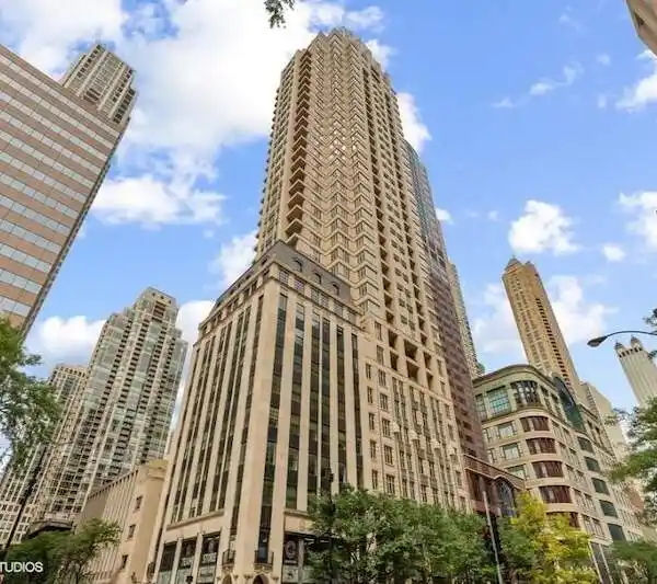 RITZ CARLTON RESIDENCE STEPS FROM CHICAGO'S MAGNIFICENT MILE