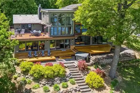 Private Bayfront Oasis with Expansive Sunroom