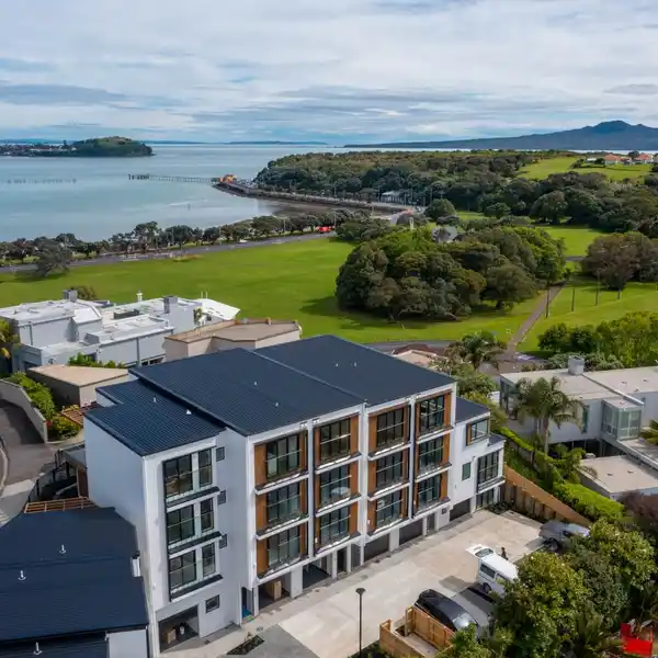 ARCHITECTURALLY DESIGNED GEM NEAR WATERFRONT WALKS