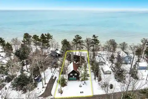 The Log - Historic Waterfront Retreat
