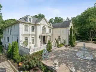 Spectacularly Appointed Manor