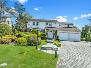 Exquisite Colonial Home in Manhasset Hills