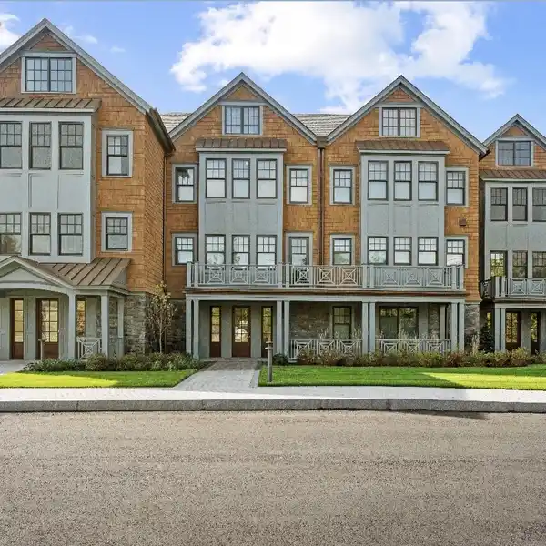 LUXURY TOWNHOME IN A BEAUTIFUL NATURAL SETTING