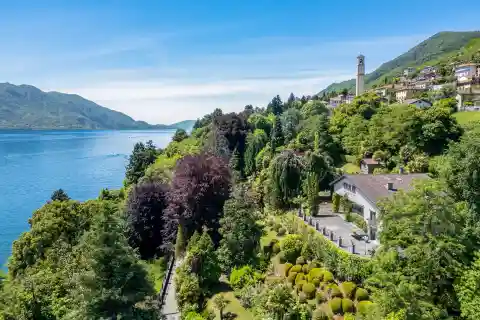 Elegant Villa Steps to the Lake