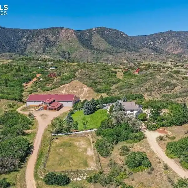 MODERN RANCH RETREAT ON 13+ PRIVATE ACRES