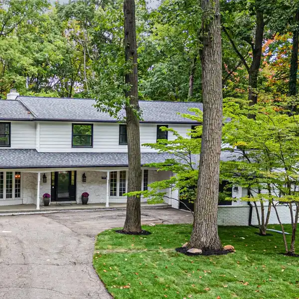 SPACIOUS FAMILY HOME WITH DUAL FIREPLACES AND MODERN KITCHEN