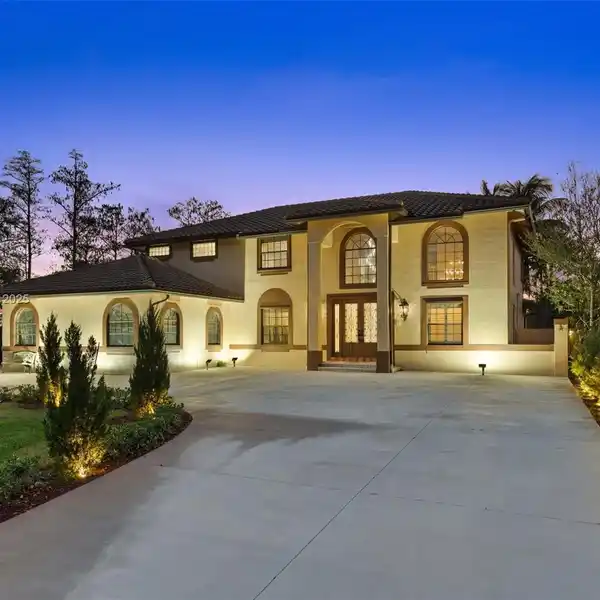 GRAND ESTATE FEATURING SPIRAL STAIRCASE