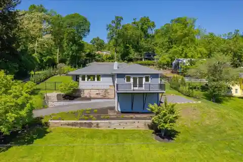 Light-filled Modern Escape Near the Hudson
