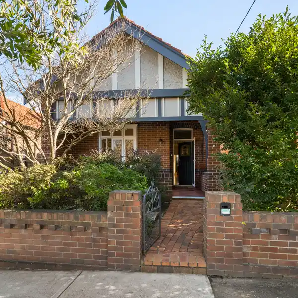 SINGLE-LEVEL FEDERATION HOME ON A DESIRABLE STREET