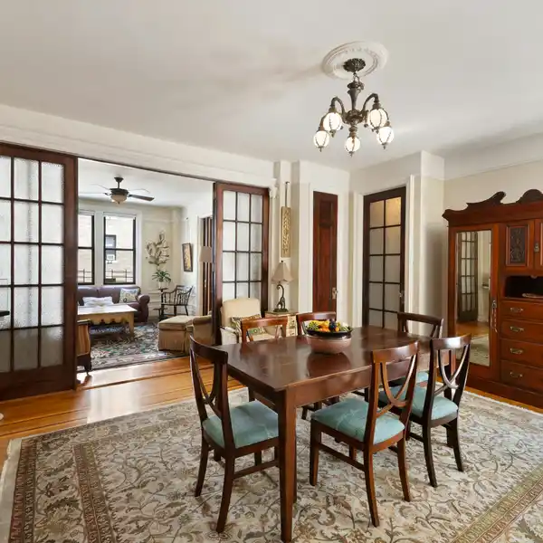 PRE-WAR ELEGANCE MEETS MODERN LIVING