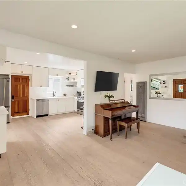 CHARMING BEACH COTTAGE WITH MODERN UPGRADES