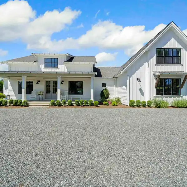 IMPECCABLY MAINTAINED RANCHER WITH LOFT